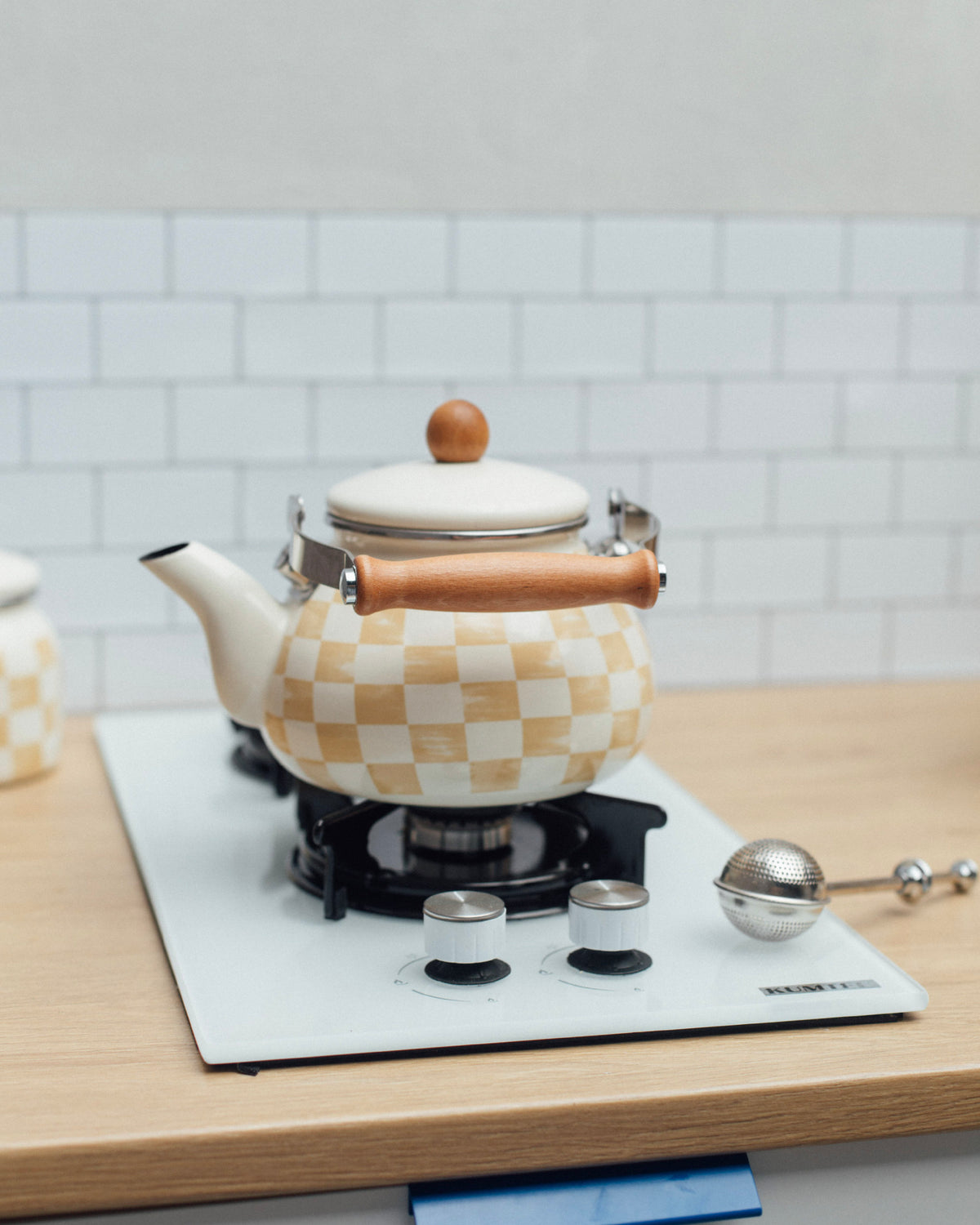 Beige Dama Desenli Emaye Kettle